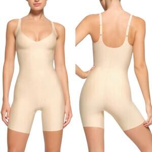 NWT SKIMS Core Sculpt Plunge Mid-Thigh Bodysuit Sand Size Small Retail $144